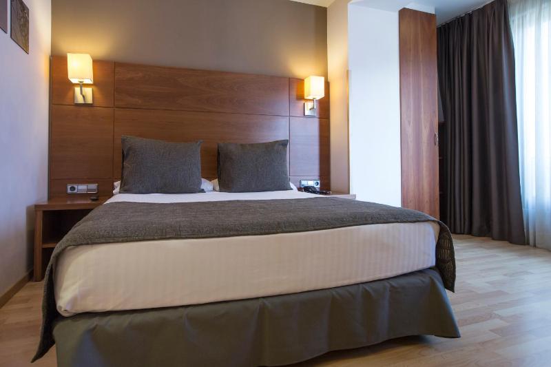 Double Room image 3