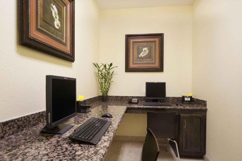 Days Inn & Suites by Wyndham Galveston West/Seawall - image 3