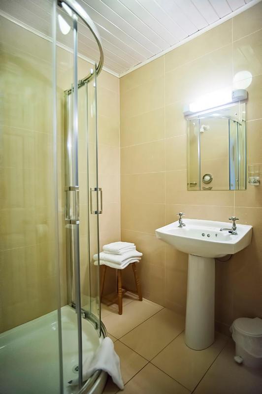 Twin Room image 4