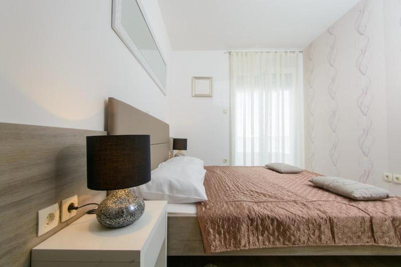 Three-Bedroom Apartment with Terrace and Sea View image 1
