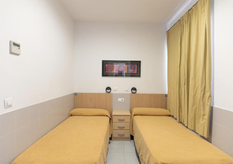 Twin Room with Bathroom image 3