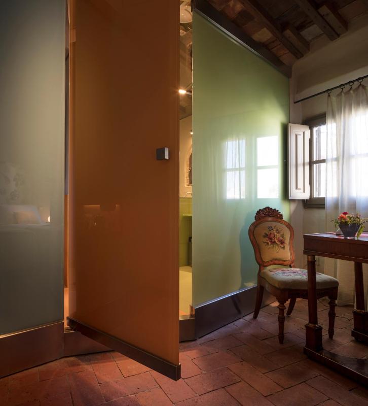 Classic Double Room image 3