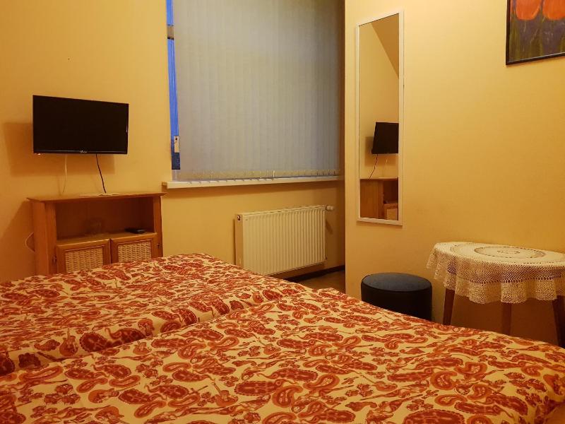 Twin Room with Private Bathroom image 4