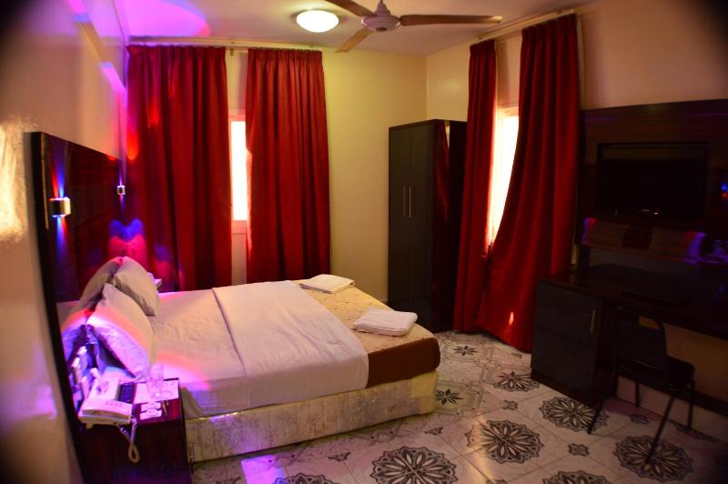 Standard King Room image 4