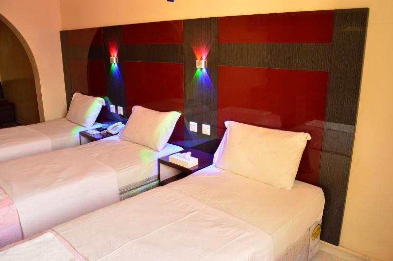Standard Triple Room image 2