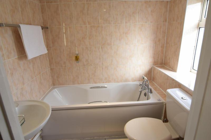 Twin Room with Private Bathroom image 4