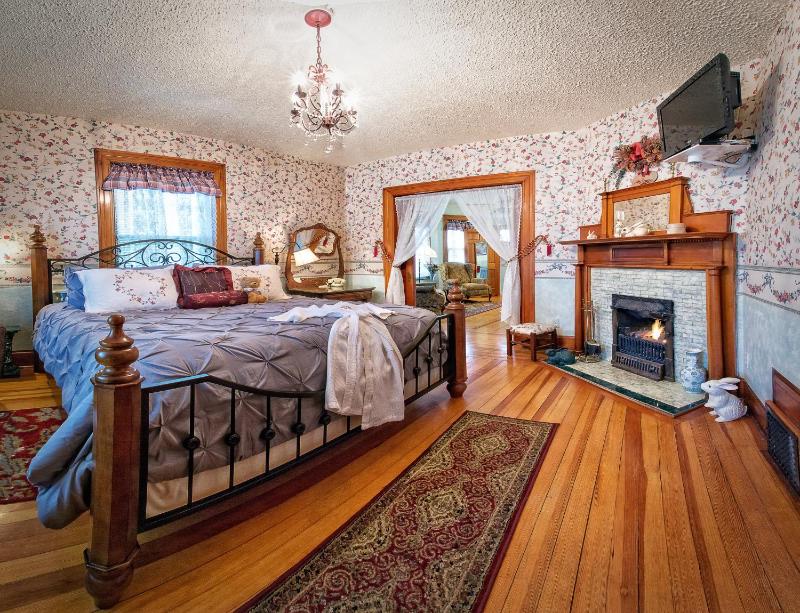 Holden House 1902 Bed & Breakfast Inn - image 29
