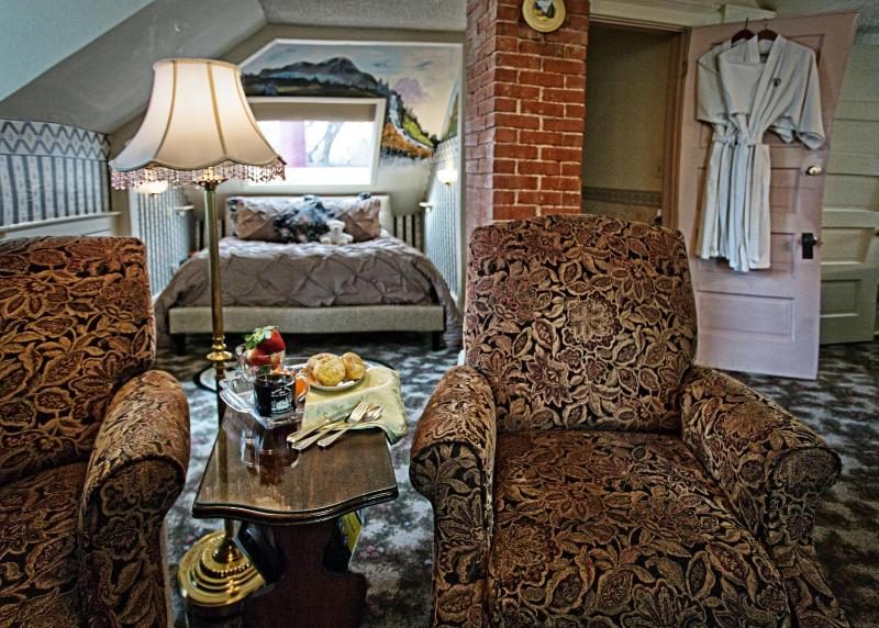 Deluxe Queen Suite image 3