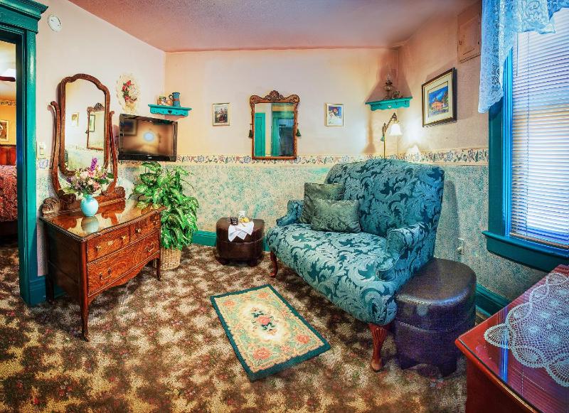 Deluxe Queen Suite image 3