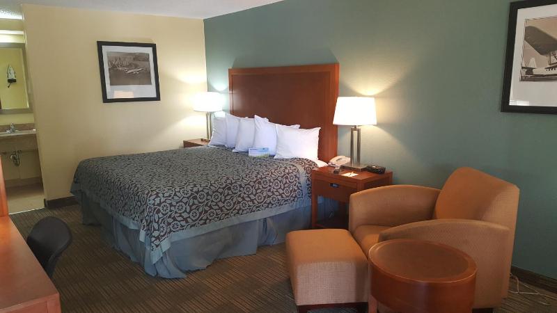 King Room with Roll-In Shower - Mobility Access/Non-Smoking image 3