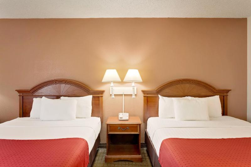 Queen Room with Two Queen Beds - Non-Smoking image 3