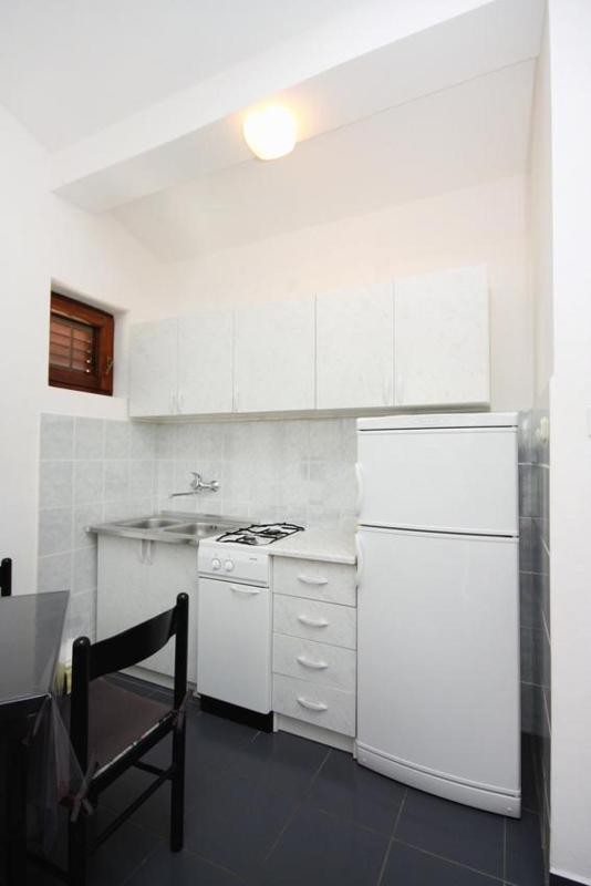 One-Bedroom Apartment with Balcony and Sea View image 3