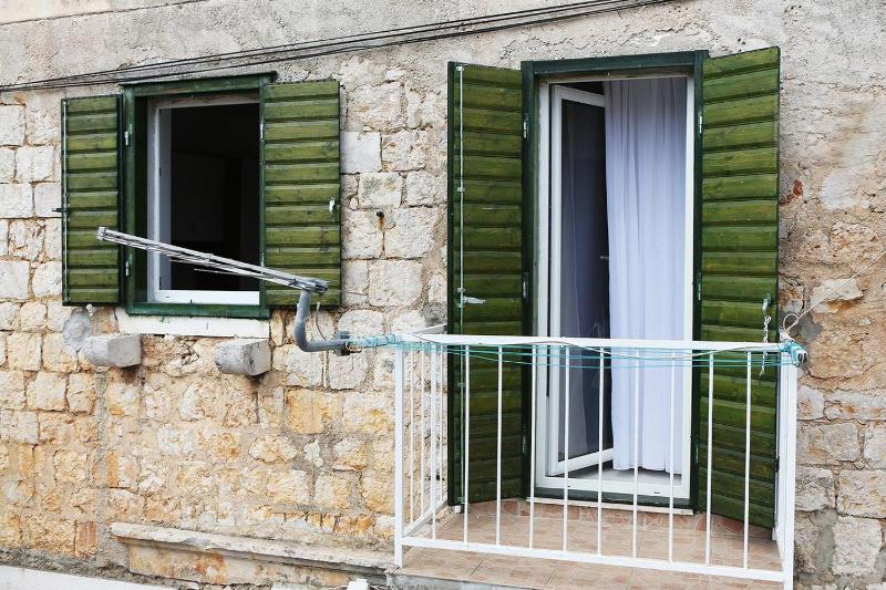Three-Bedroom Apartment with Terrace and Sea View image 2