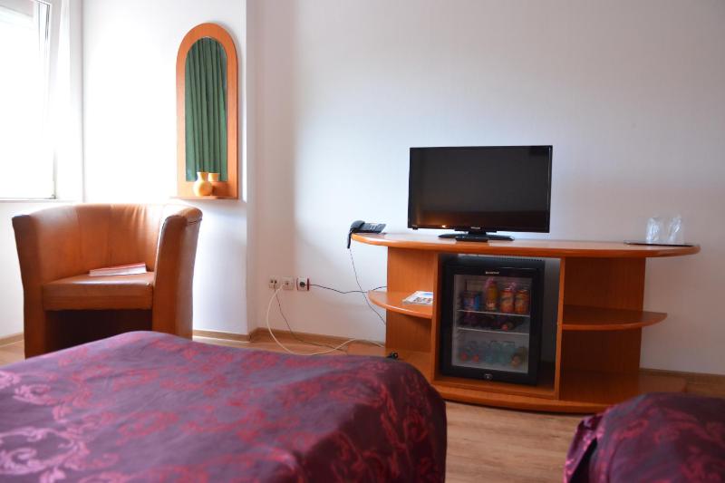 Twin Room image 3
