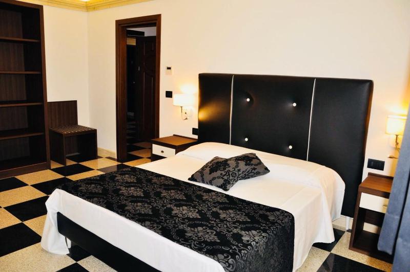 Deluxe Queen Room image 3