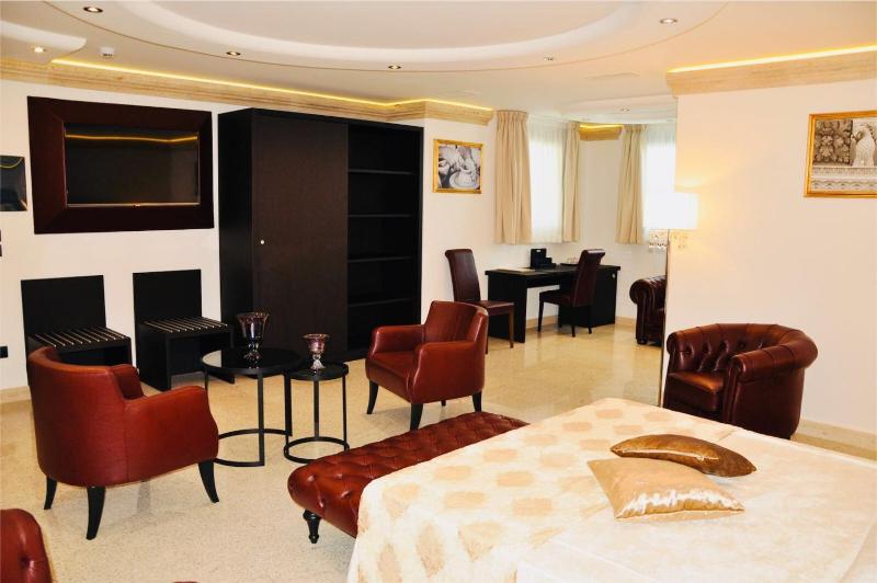 Executive Suite image 3