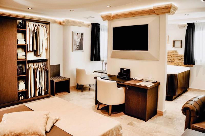 Deluxe Suite with Spa Bath image 4