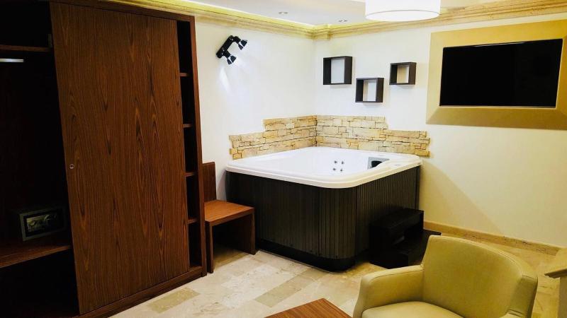 Deluxe Suite with Spa Bath image 3