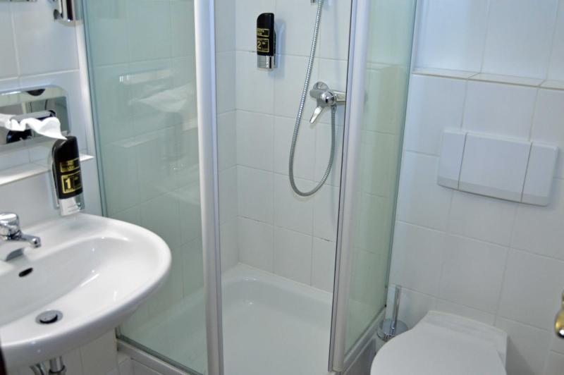 Economy Double Room image 4