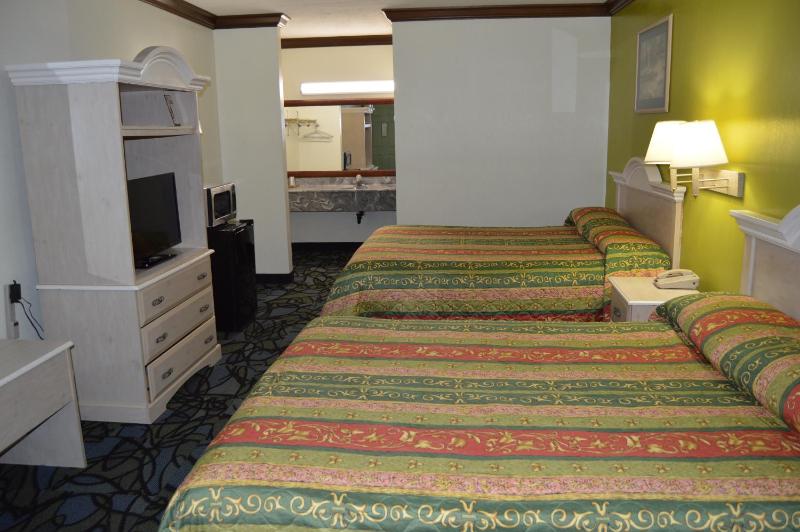 Queen Room with Two Queen Beds image 4