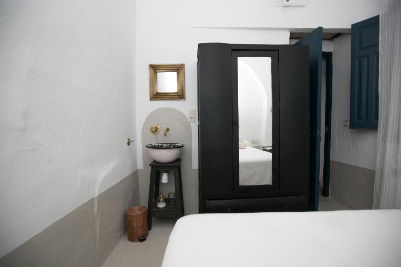 Double Room with Shared Bathroom image 2