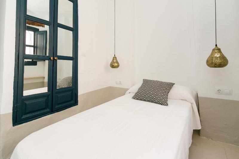 Single Room with Shared Bathroom image 4