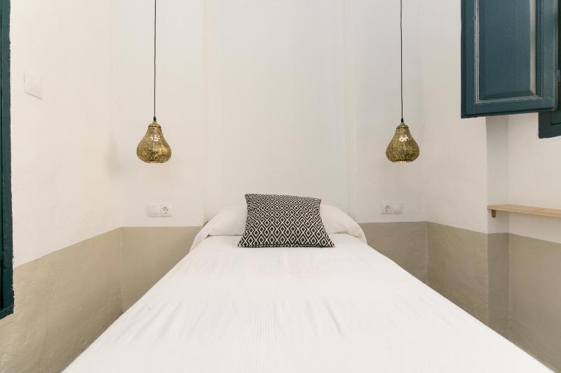 Single Room with Shared Bathroom image 3