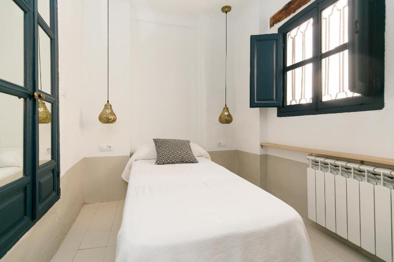 Single Room with Shared Bathroom image 2