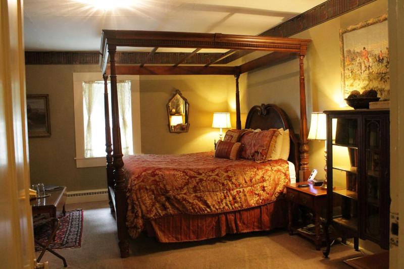 Deluxe King Room image 3