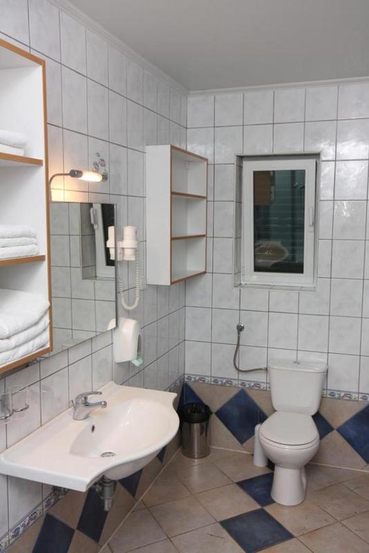 One-Bedroom Apartment with Balcony and Sea View image 3