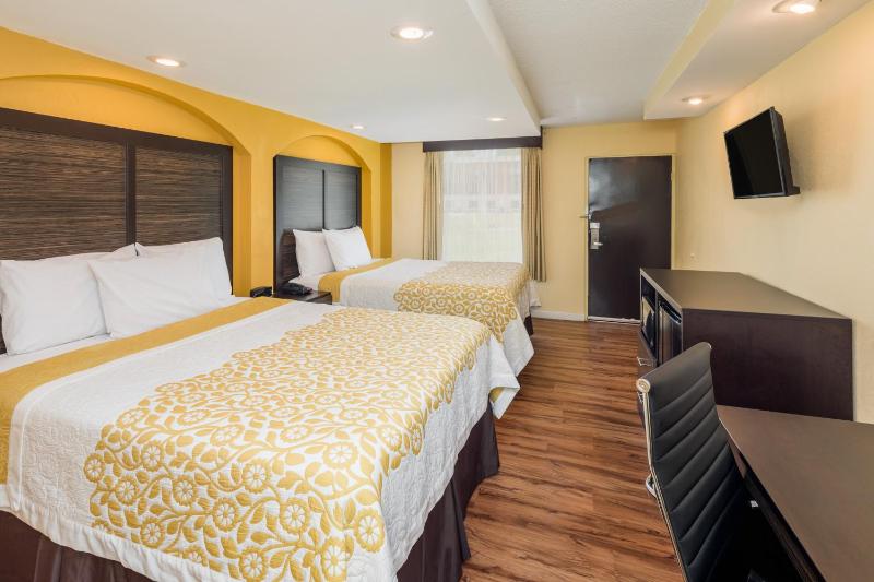 Queen Room with Two Queen Beds image 2