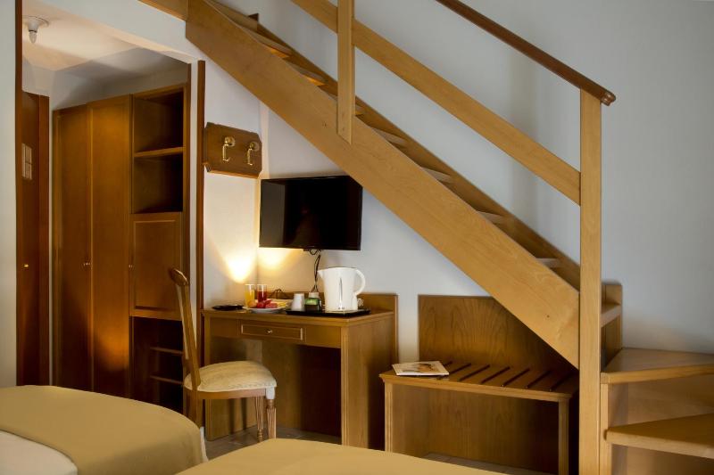 Quadruple Room - Split Level image 2