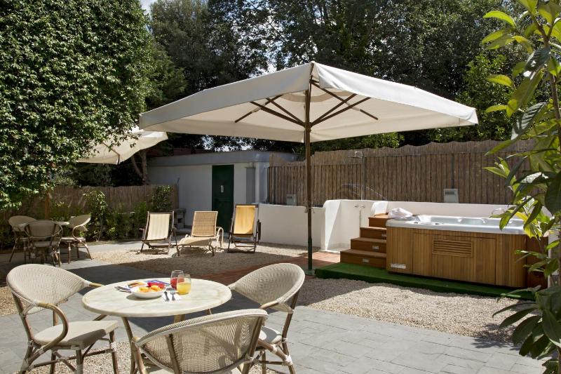 Two-Bedroom Suite with Outdoor Jacuzzi image 3