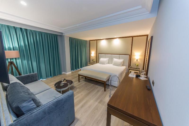 Executive Double or Twin Room with Balcony image 4