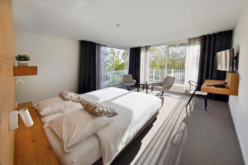 Junior Suite with Balcony image 4