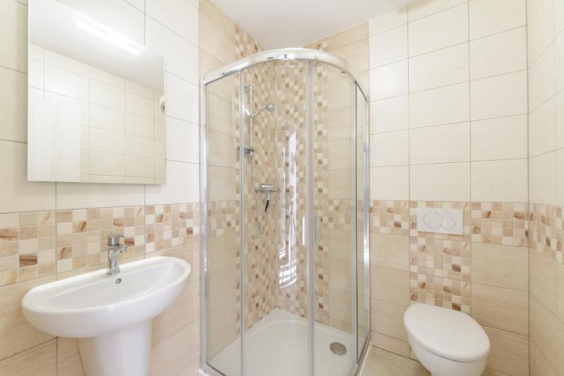 Double Room with Lake View image 4