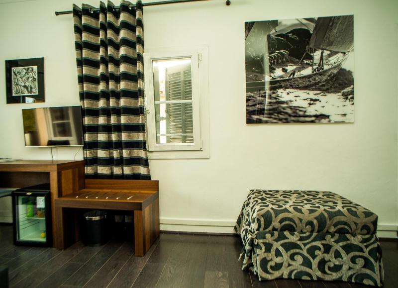 Superior Double Room with Balcony image 4