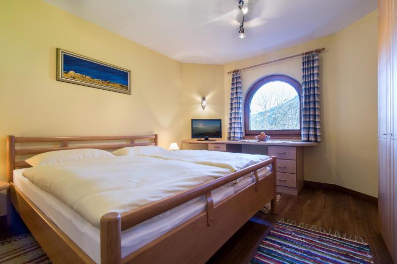 One-Bedroom Apartment image 2