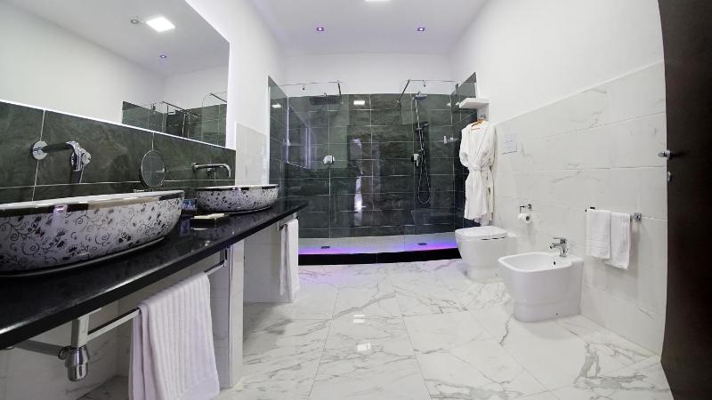 Suite with Spa Bath image 4