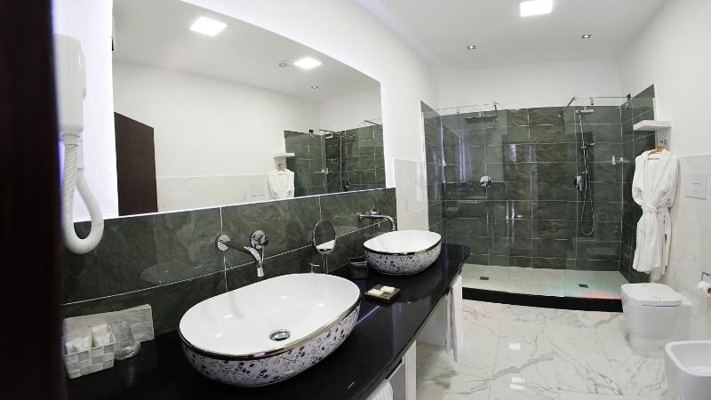 Suite with Spa Bath image 3