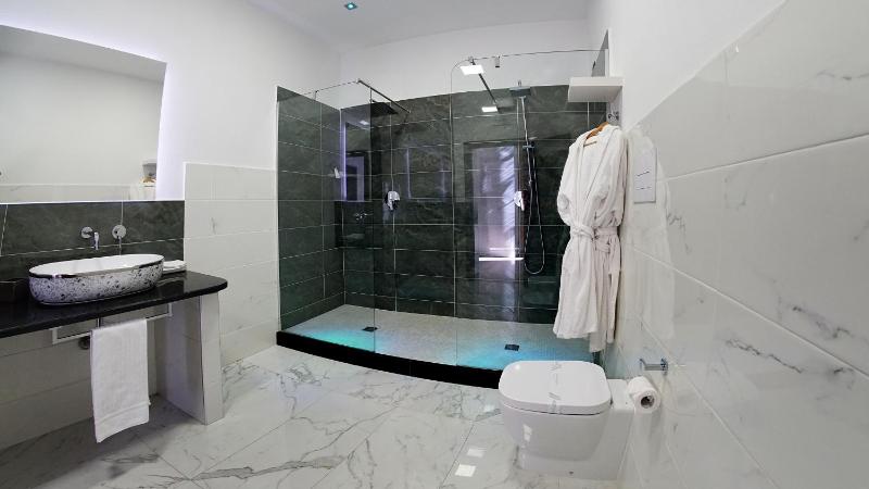 Suite with Spa Bath image 2