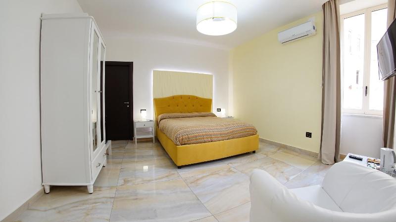 Deluxe King Room image 4