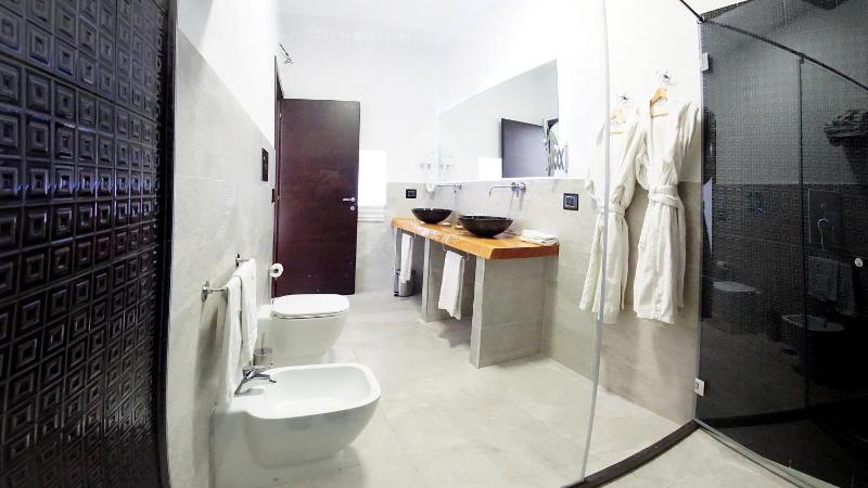 Deluxe King Room image 3