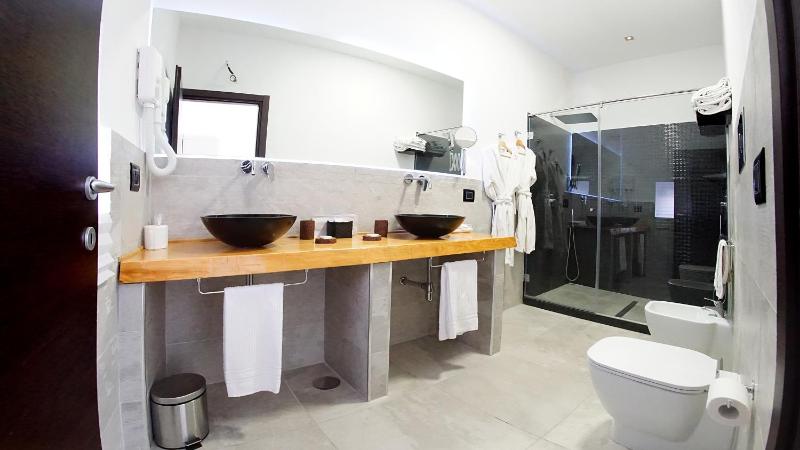 Deluxe King Room image 2