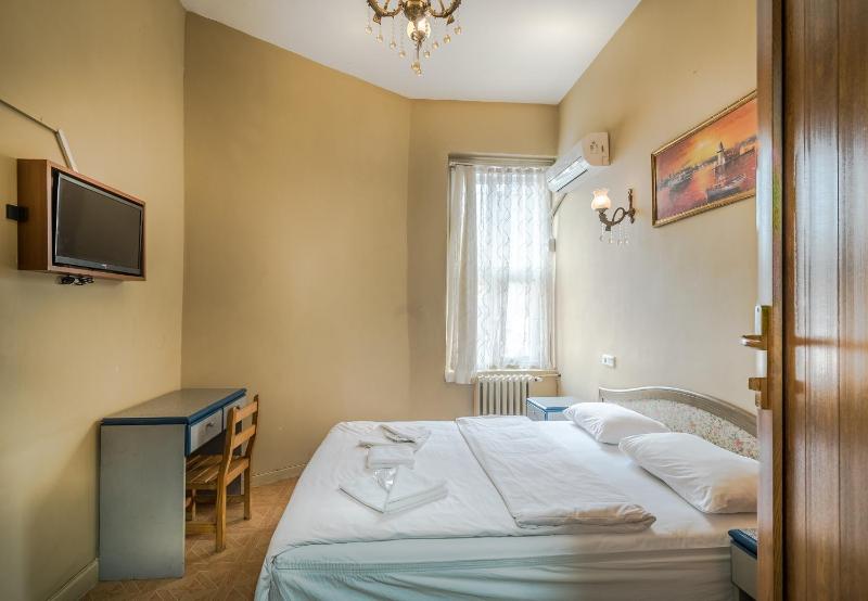 Standard  Double Room image 4