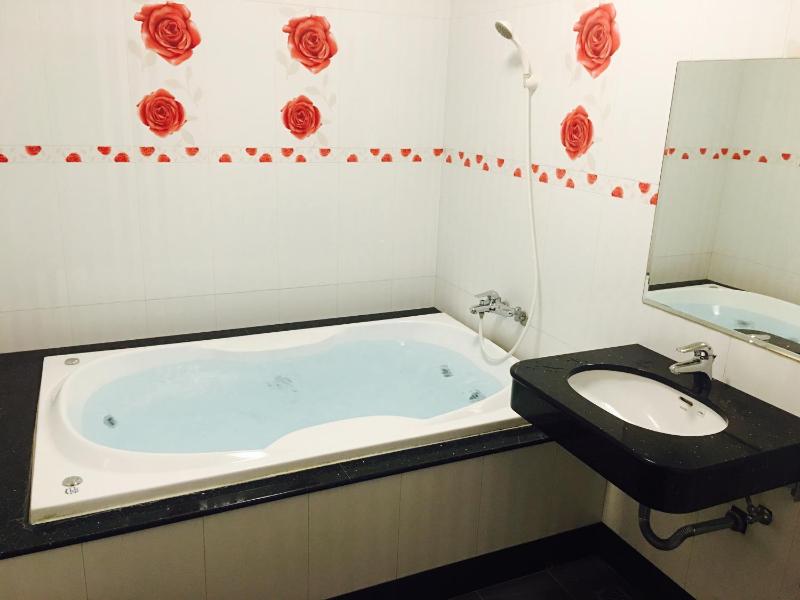 Queen Room with Spa Bath image 1