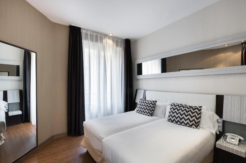 Quadruple Room with City View image 3