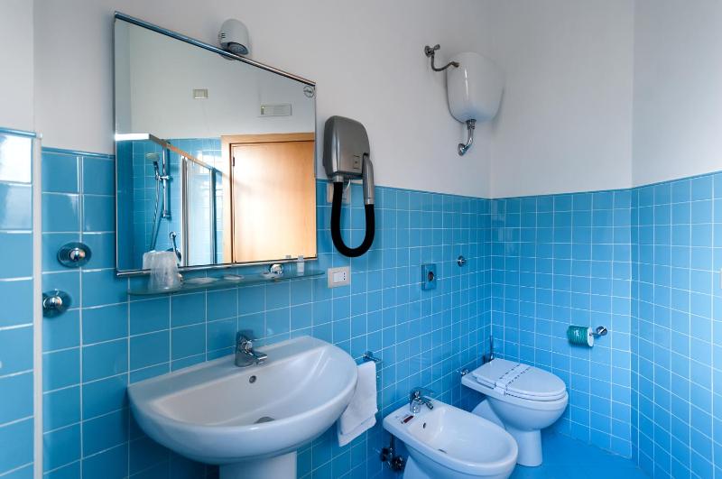Single Room image 3