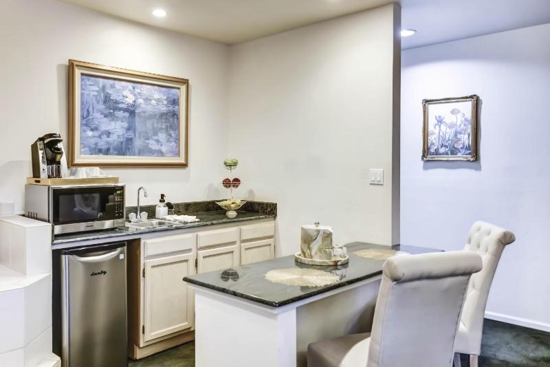 Luxury Suite (No pets allowed) image 3