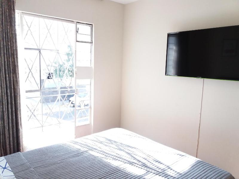 Cozy and Comfortable Home in MIRAFLORES - image 9